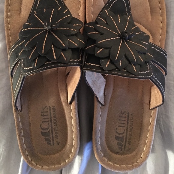 Cliffs Sandals with Black Bow Detail. Size 8 - Picture 2 of 6